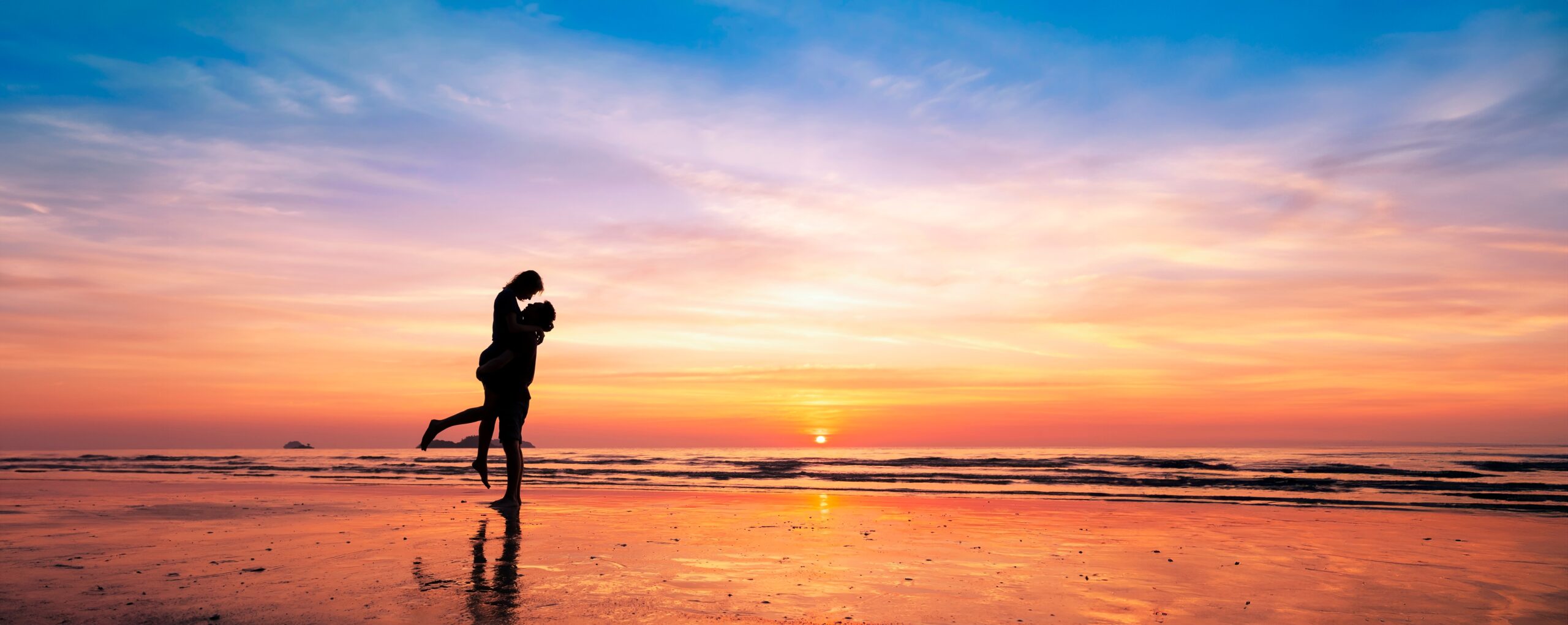 Silhouette,Of,Romantic,Couple,Kissing,At,Sunset,On,A,Serene